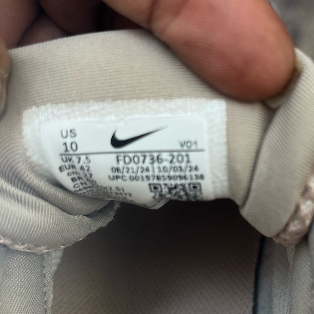 Nike Women’s Sneakers in Blush Pink and Metallic Rose - Picture 3 of 3